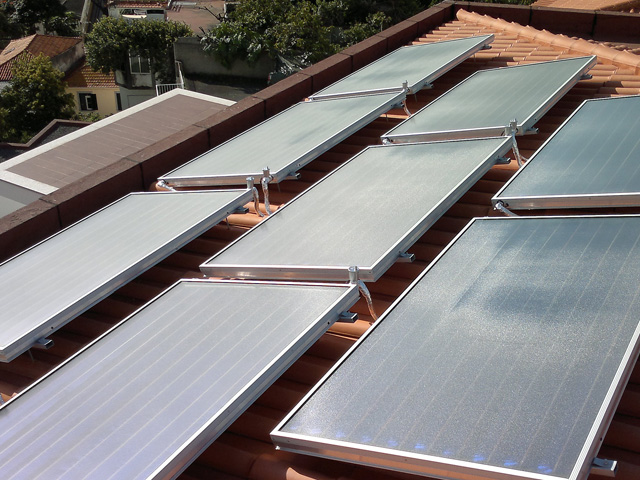 Painéis solares térmicos em cobertura