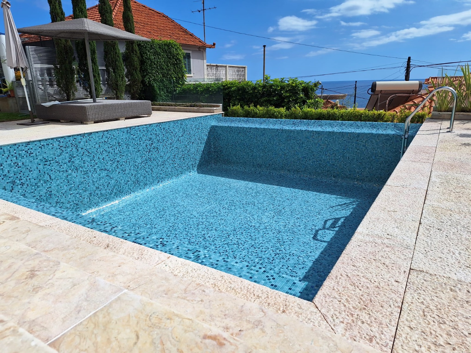 Piscina com acabamento azul