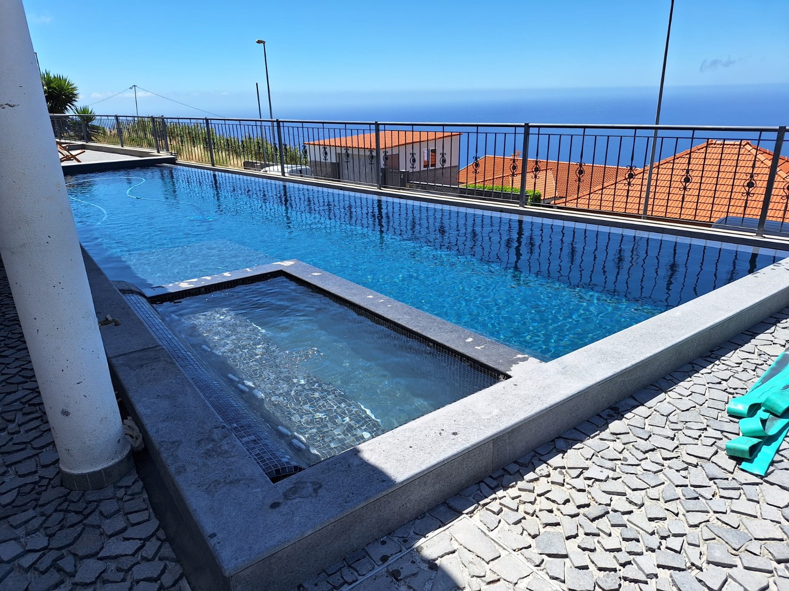 Piscina em construção com vista exterior