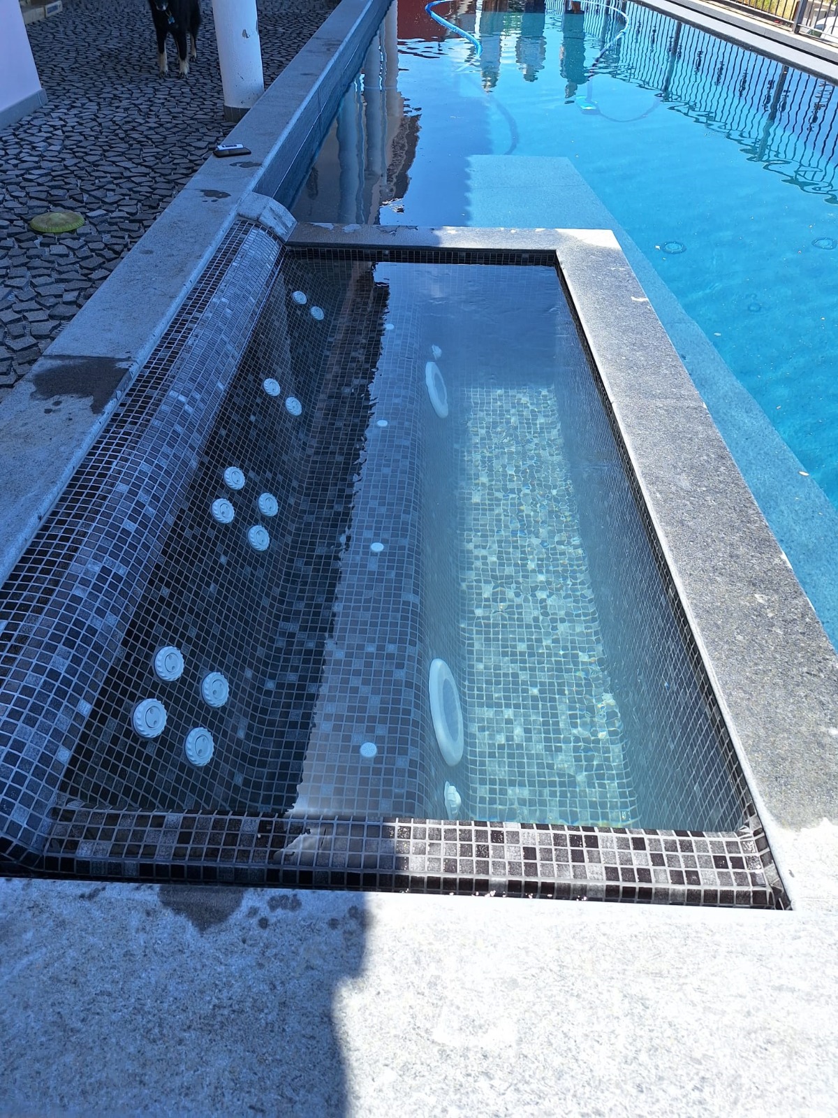 Piscina estreita com revestimento