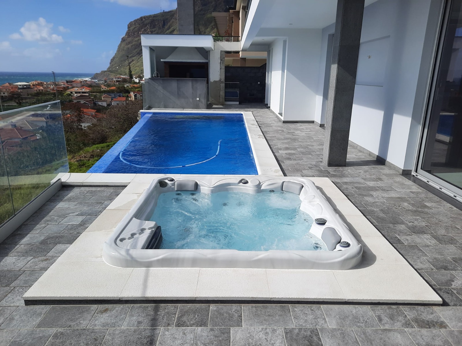 Piscina com spa integrado