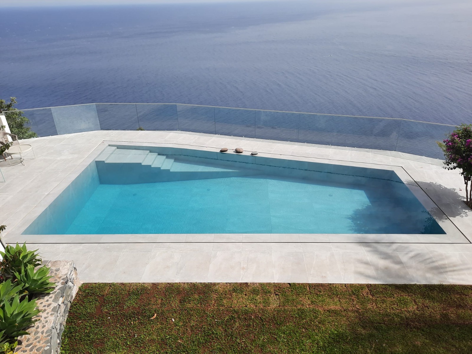 Piscina exterior com vista mar