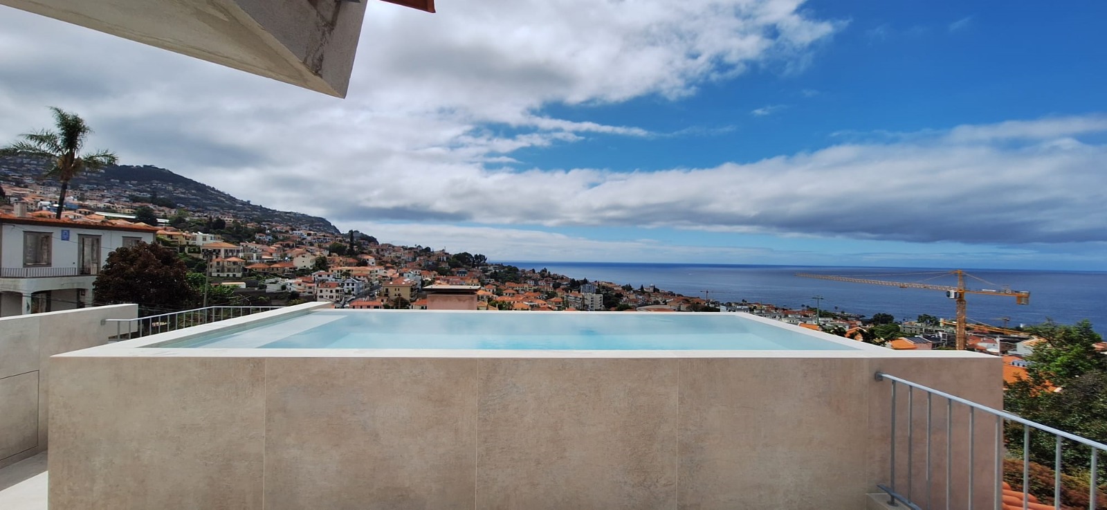 Piscina elevada com vista mar