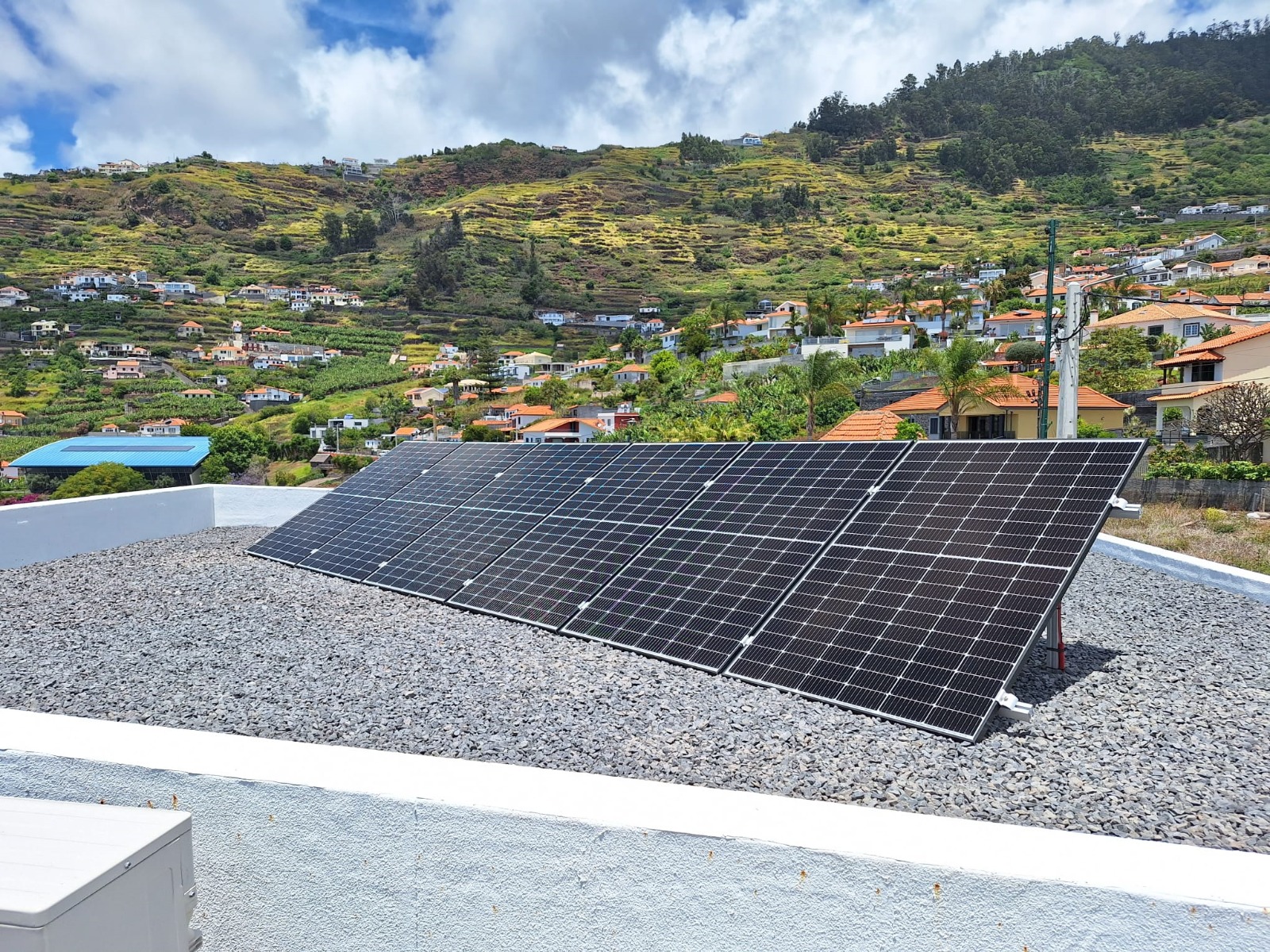 Painéis fotovoltaicos com vista para a serra