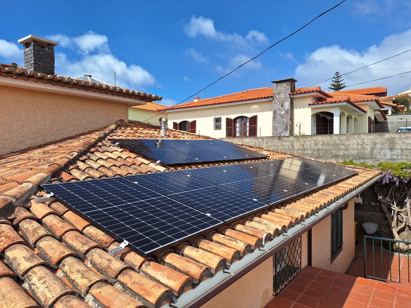Painéis fotovoltaicos em telhado