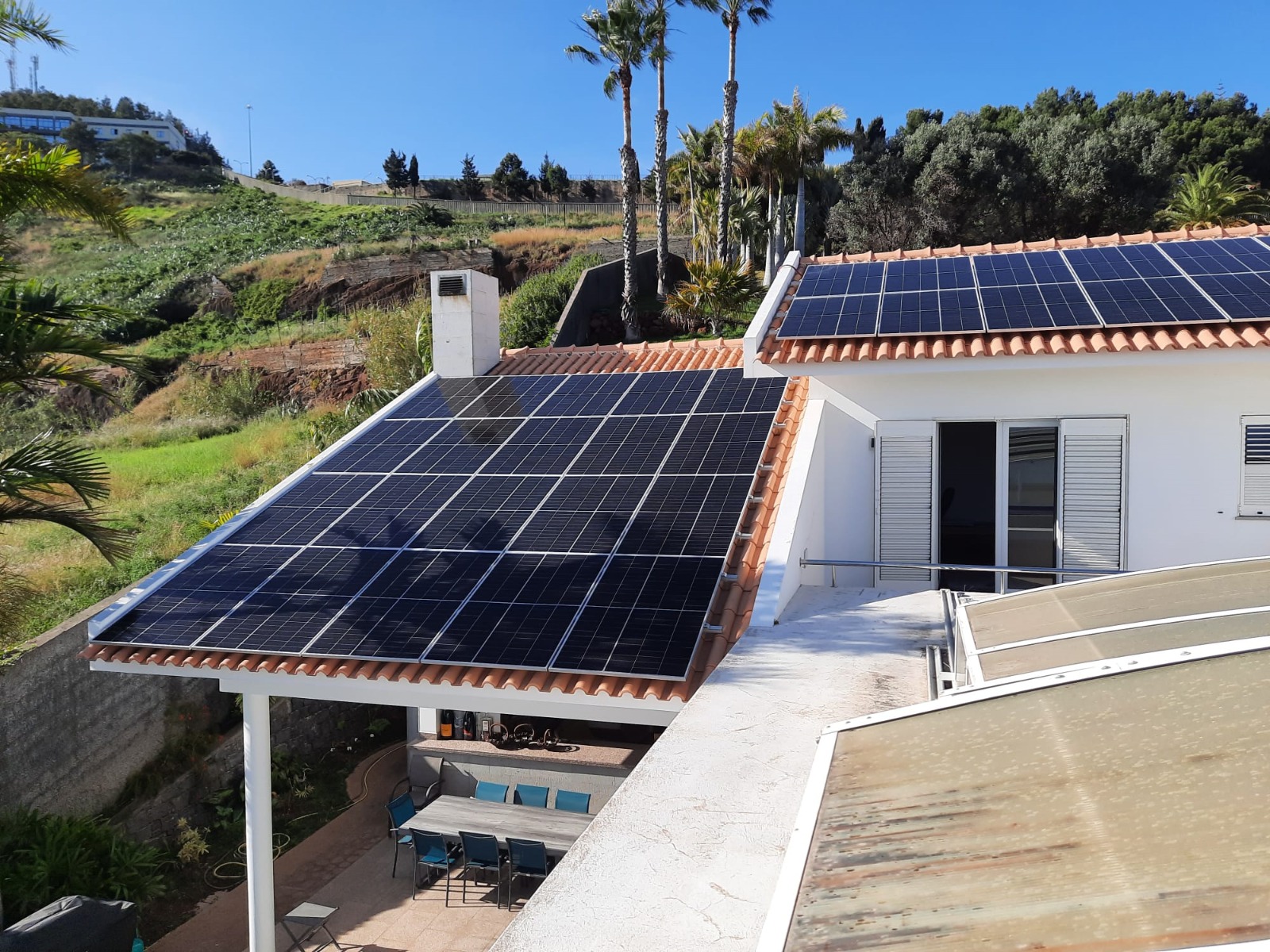 Painéis fotovoltaicos sobre cobertura branca