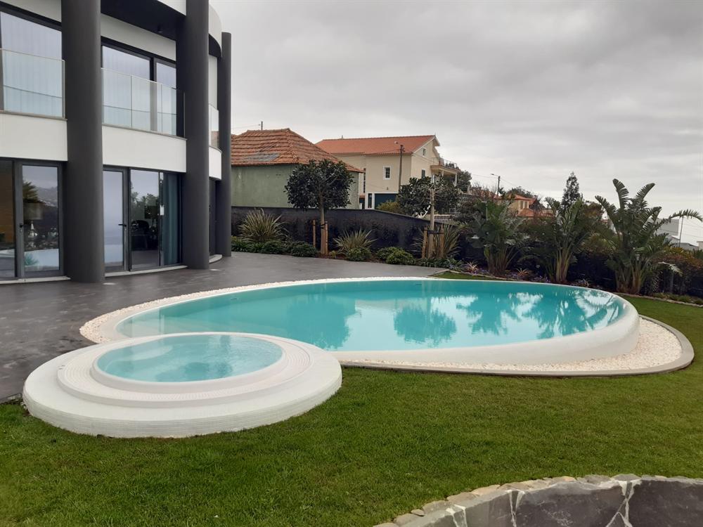 Piscina privada com jacuzzi exterior