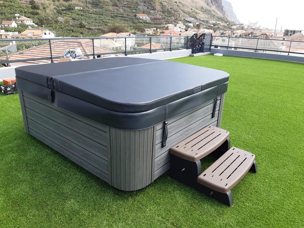 Spa exterior instalado em relvado