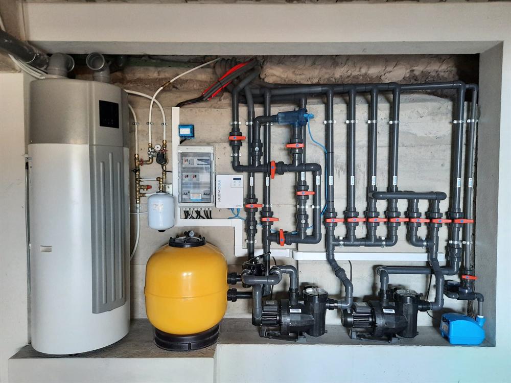 Casa técnica com equipamentos de aquecimento e filtragem