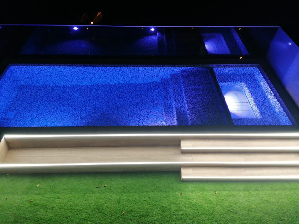 Piscina iluminada à noite