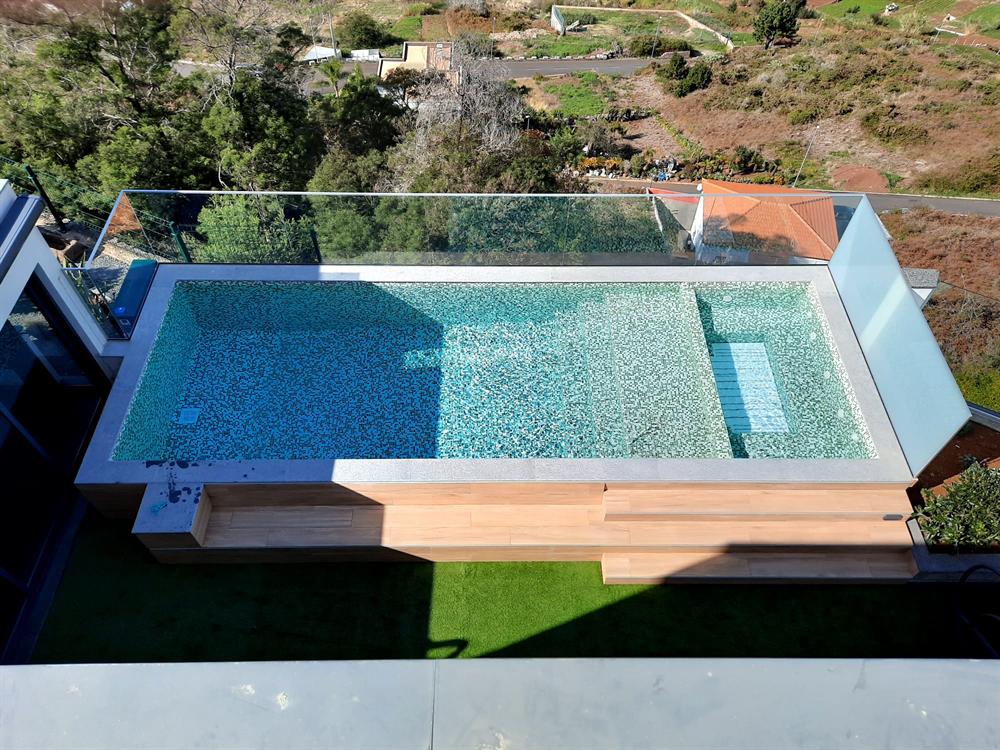 Piscina exterior com guarda em vidro