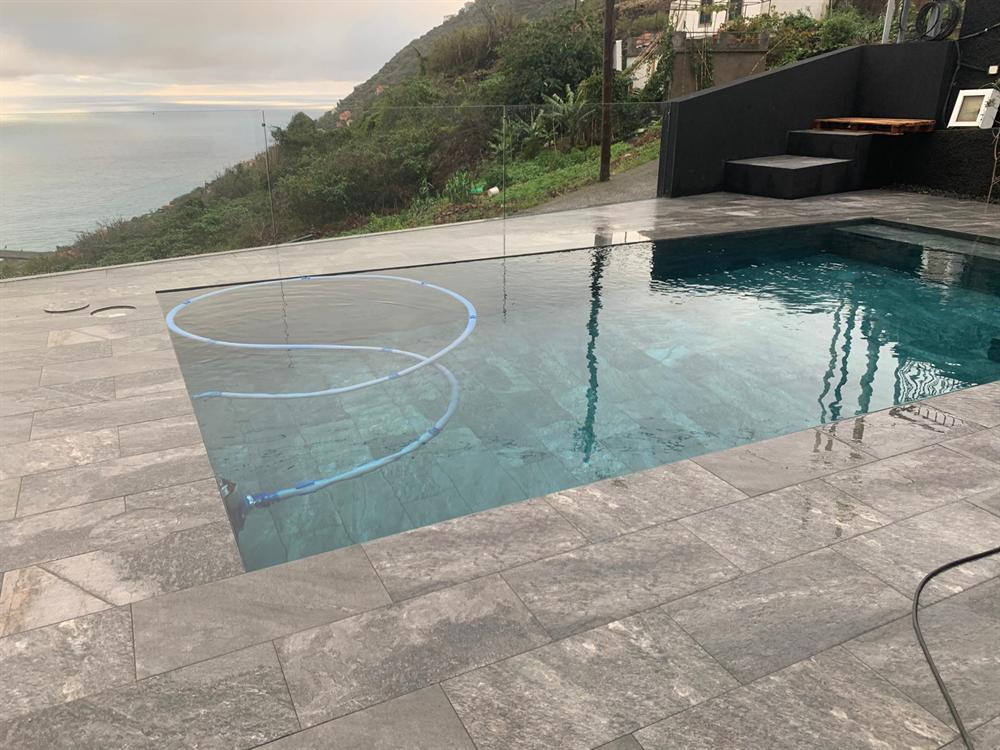 Piscina exterior em manutenção