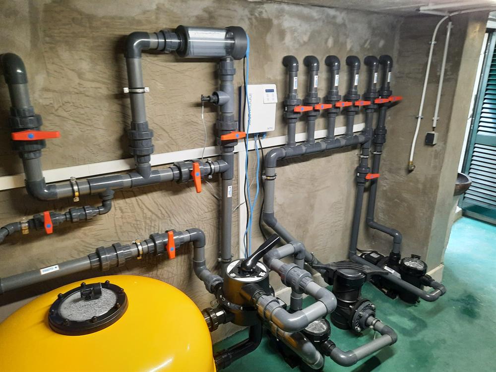 Tubagem e filtros em casa técnica de piscina