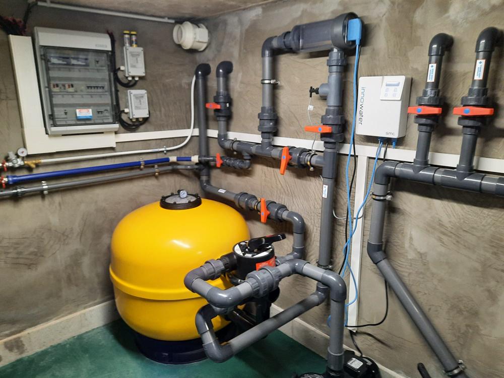Casa técnica com quadro e filtro de piscina