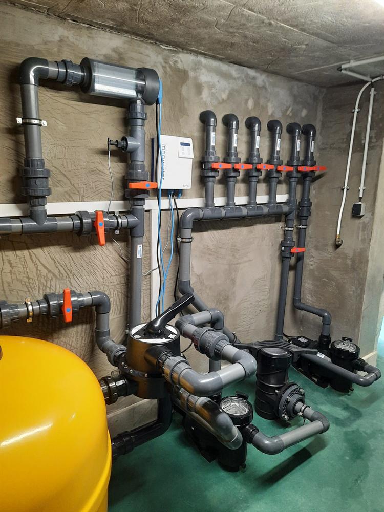 Sistema técnico de piscina com válvulas e tubagem