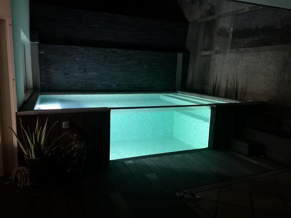 Piscina elevada iluminada à noite