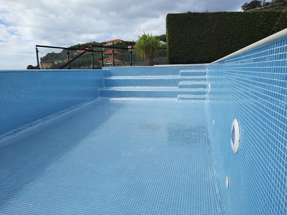 Interior de piscina com revestimento azul