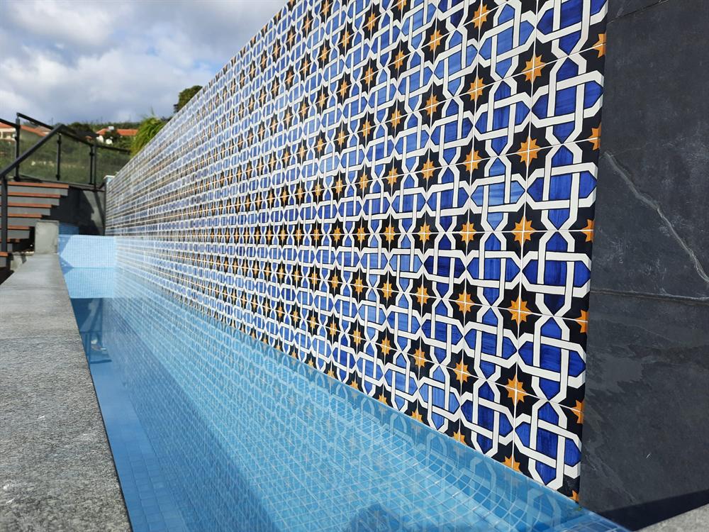 Piscina com revestimento decorativo português
